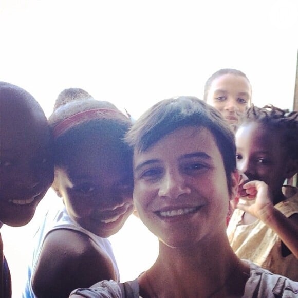 Bianca Comparato nos bastidores do filme 'Irmã Dulce', com crianças na Bahia