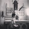 Bianca Comparato publica foto dentro de igreja durante filmagem do longa-metragem sobre a vida de Irmã Dulce