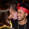 Bruna Marquezine e Neymar apareceram em um jatinho neste sábado, 23 de dezembro de 2017, mais ou menos no mesmo horário, e fãs do casal Brumar questionaram se eles estariam juntos