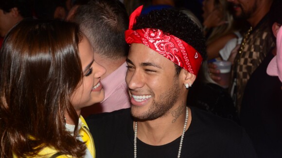 Bruna Marquezine e Neymar posam em jatinho e fãs questionam: 'É o mesmo?'