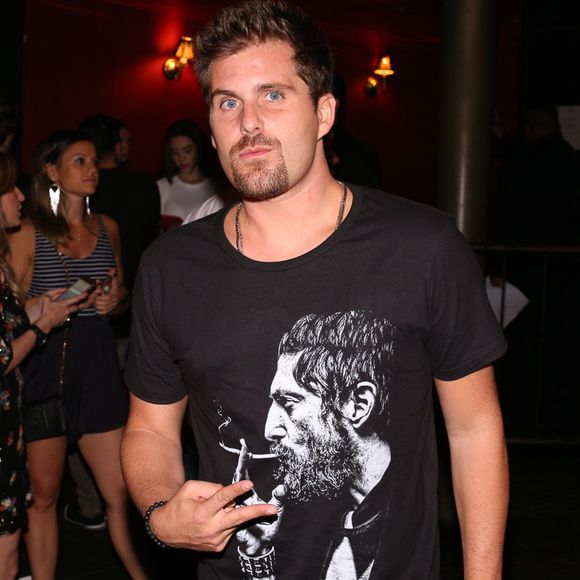 Thiago Gagliasso marcou presença no aniversário do surfista Gabriel Medina, comemorado no Royal Club, em São Paulo, na noite deste sábado, 23 de dezembro de 2017