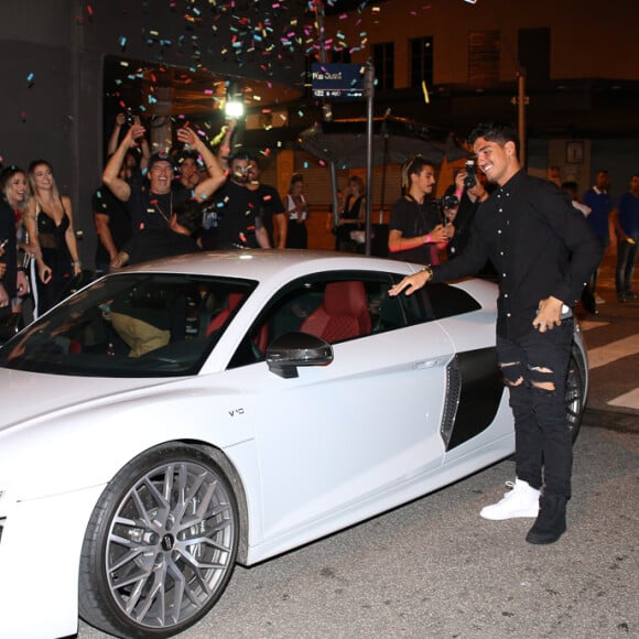 O surfista Gabriel Medina chegou de carrão à festa, comemorada no Royal Club, em São Paulo, na noite deste sábado, 23 de dezembro de 2017