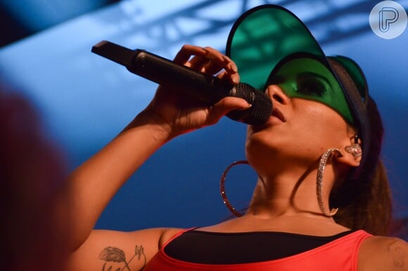 A viseira verde deu um toque especial e retrô ao look de Anitta durante sua apresentação em Goiânia, Goiás, na noite deste sábado, 23 de dezembro de 2017
