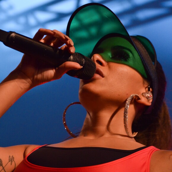 A viseira verde deu um toque especial e retrô ao look de Anitta durante sua apresentação em Goiânia, Goiás, na noite deste sábado, 23 de dezembro de 2017