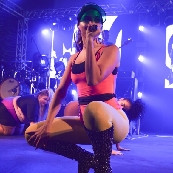 A funkeira Anitta rebolou e foi até o chão durante a apresentação