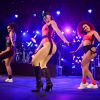 No clima da década de 80, as bailarinas de Anitta usaram polainas na apresentação deste sábado, 23 de dezembro de 2017