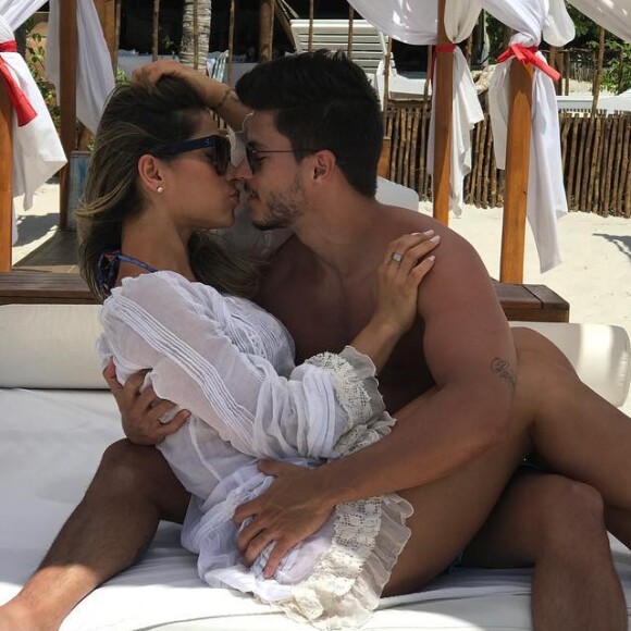 'Quero que você saiba que farei de tudo pra te fazer a mulher mais feliz do mundo, porque você me faz o homem mais feliz do mundo o tempo todo', escreveu Arthur Aguiar em declaração para Mayra Cardi