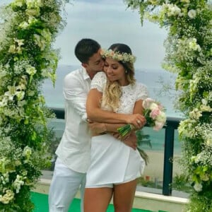 Mayra Cardi e Arthur Aguiar se casaram no civil em uma cerimônia surpresa organizada pela coach na última sexta-feira, 22 de dezembro de 2017