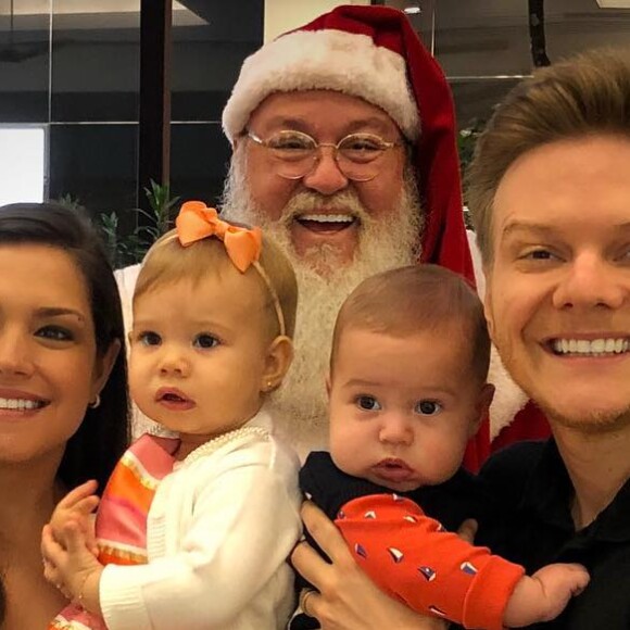 Michel Teló, Thais Fersoza, Melinda e Teodoro posaram ao lado do Papai Noel nesta véspera de Natal
