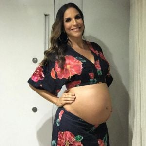 Ivete Sangalo botou a barriga de fora para desejar Feliz Natal aos seus seguidores