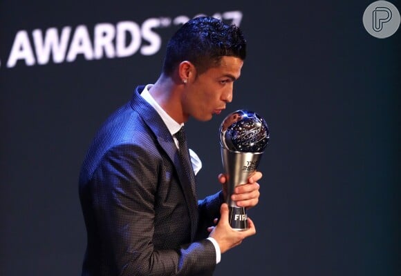 No início do mês, Cristiano Ronaldo conquistou a quinta Bola de Ouro de Melhor jogador do mundo, prêmio entregue pela revista francesa France Football