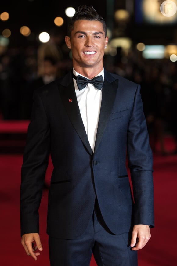 Questionado pelo apresentador do prêmio sobre o que queria de Natal, Cristiano Ronaldo brincou: 'Outro bebê... Não, é uma piada, vamos aproveitar nós quatro, eu quero sete Bolas de Ouro e sete crianças'