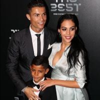 Cristiano Ronaldo fantasia filhos bebês no Natal e posa com a família. Foto!