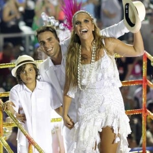 Ivete Sangalo passou a véspera do Natal se refrescando em banho de piscina com filho e sobrinhos