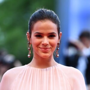 Bruna Marquezine também levou crianças refugiadas para participar do Natal em sua casa, no Rio de Janeiro