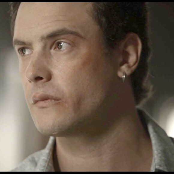 Em 'O Outro Lado do Paraíso', Gael (Sergio Guizé) se irrita ao ver um dos presos com sua quentinha