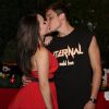 Larissa Manoela trocou beijos com o namorado, Leo Cidade, em aniversário surpresa