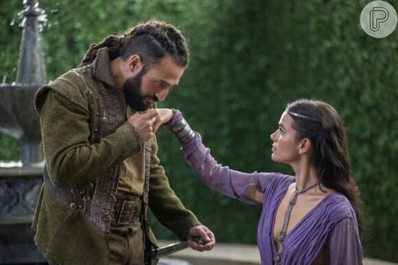 Nos primeiros capítulos da novela 'Deus Salve o Rei', Constantino (José Fidalgo) pede comida e abrigo a Augusto (Marco Nanini) e se encanta por Catarina (Bruna Marquezine)