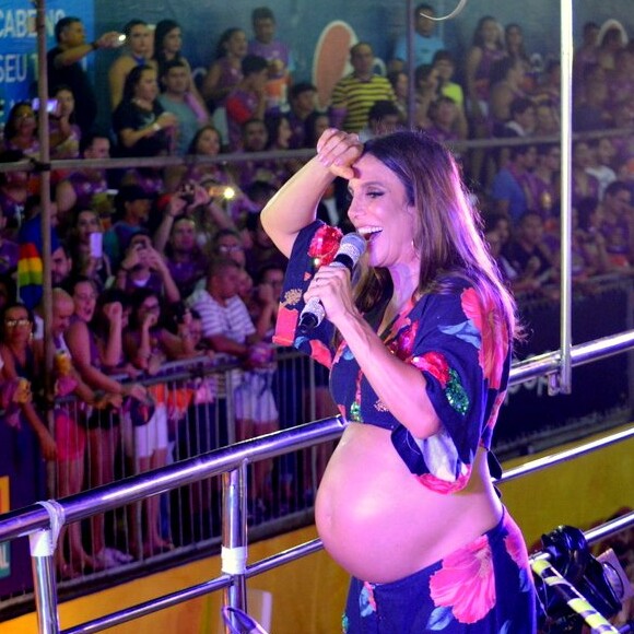 Ivete Sangalo contou que filho, Marcelo, vinha pedindo um irmão há certo tempo