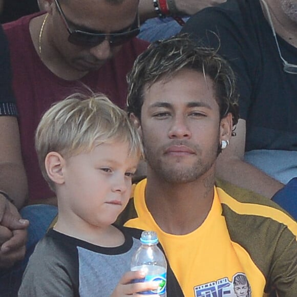 Neymar está passando férias com o filho, Davi Lucca, de 6 anos, em Taipu de Fora, na Bahia