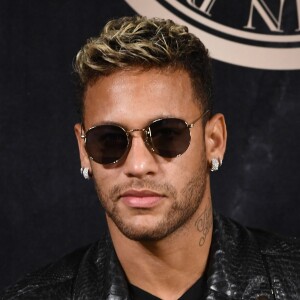 Neymar, ex-namorado de Bruna Marquezine, fez tatuagem de roleta de cassino na panturrilha