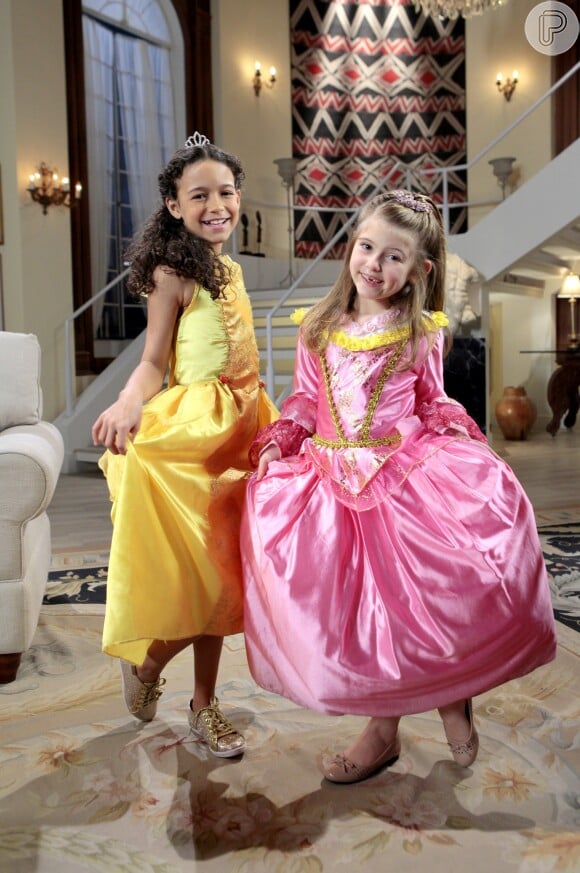 Na casa dos Lários, Dulce Maria (Lorena Queiroz) e Lulu (Luiza Nery) se vestem de princesa para brincar, no capítulo que vai ao ar sexta-feia, dia 5 de janeiro de 2018, na novela 'Carinha de Anjo'