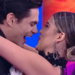 Lucas Veloso pediu Nathalia Melo em namoro no palco do 'Domingão do Faustão'