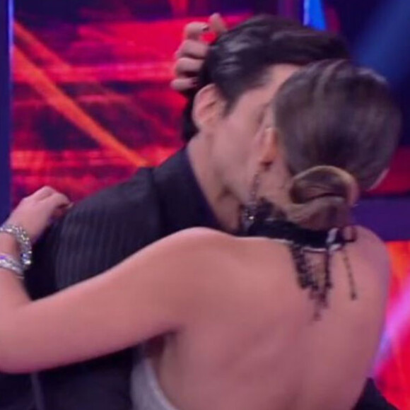Lucas Veloso surpreendeu a bailarina Nathalia Melo com pedido de namoro
