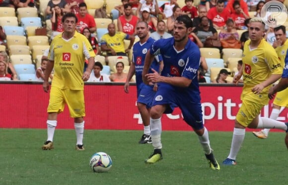 José Loreto disputou partida no Maracanã ao lado de outros famosos, como Sergio Mallandro