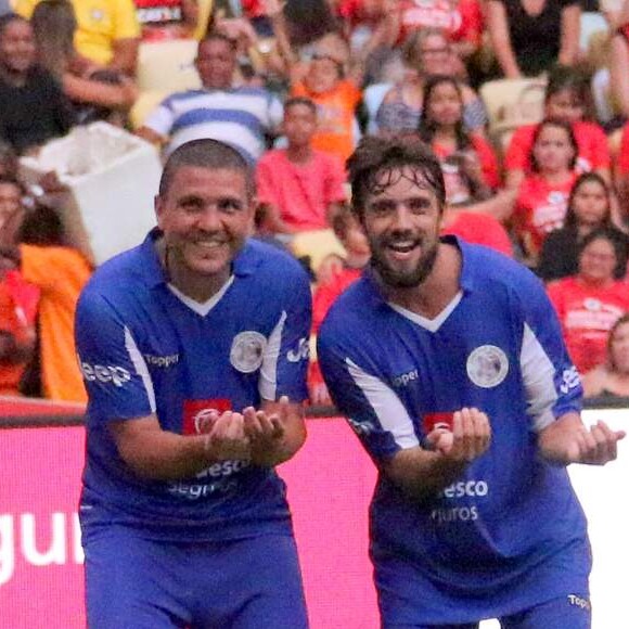 Rafael Cardoso, futuro pai de um menino, também embalou o bebê em comemoração de gol