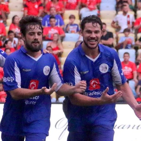 Rafael Cardoso e José Loreto homenagearam seus filhos com o embala bebê ao marcarem gol durante partida beneficente no Maracanã