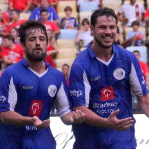 Rafael Cardoso e José Loreto embalaram bebê ao comemorarem gol