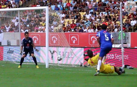 Rafael Cardoso chutou para marcar gol em futebol beneficente