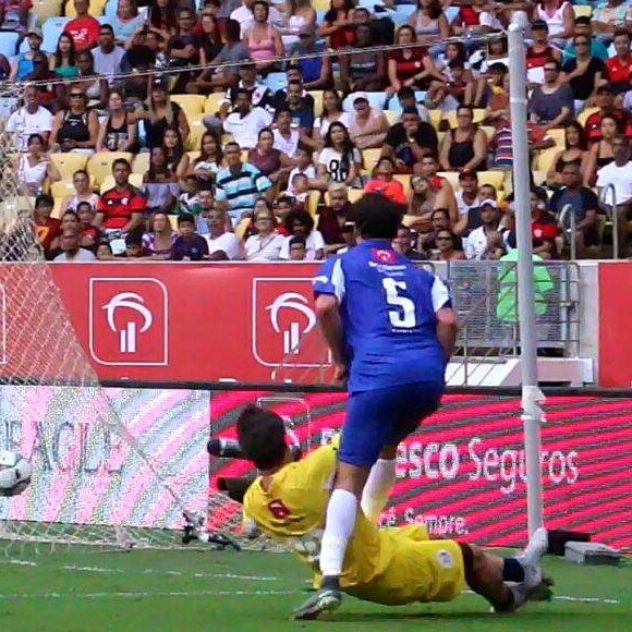 Rafael Cardoso chutou para marcar gol em futebol beneficente