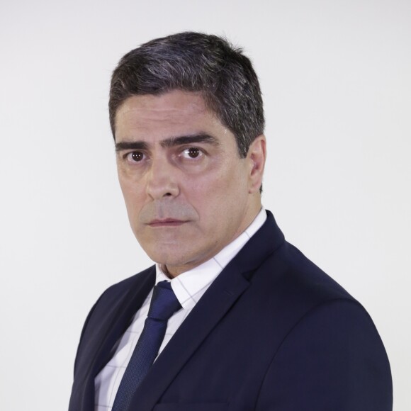 Arthur (Junno Andrade) dá em cima de Zoe (Juliana Knust), no capítulo de segunda-feira, 1º de janeiro de 2018, da novela 'Apocalipse'