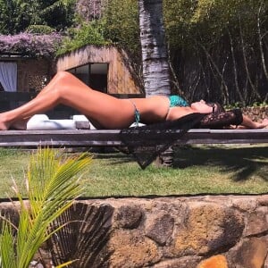 Paula Fernandes exibiu boa forma em foto de biquíni publicada no Instagram