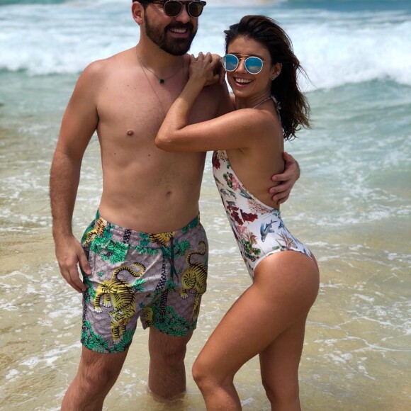 Paula Fernandes está em Fernando de Noronha com amigos e posou com o amigo Eduardo Amarante