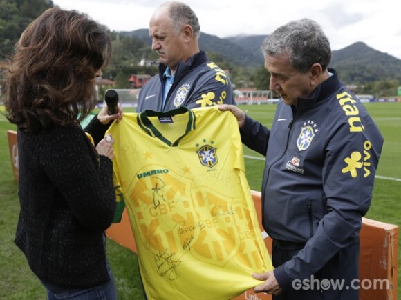Fátima Bernardes gosta de levar suas camisas autografadas para a cobertura da Copa do Mundo