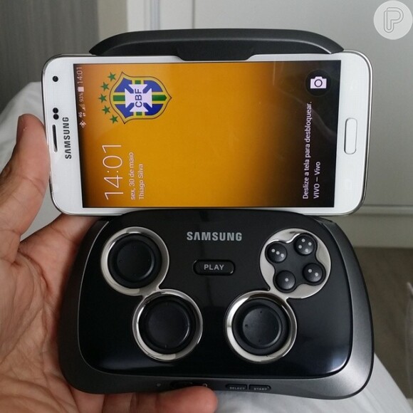 Thiago Silva usa o seu celular para se distrair nos momentos de folga: 'Meu novo brinquedinho. Agora meu celular virou video game! Jogando muito'