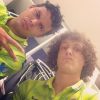 David Luiz usa o seu celular para publicar foto com Thiago Silva após um treino na Granja Comary. Mesmo concentrados para a Copa do Mundo, os jogadores continuam conectados