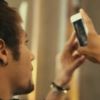 Neymar usa o celular para amenizar a distância e a saudade: 'A tecnologia trouxe para perto quem estava longe'