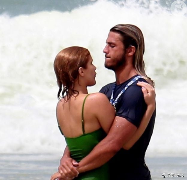 Isabella Santoni, sem rotular relação, beija