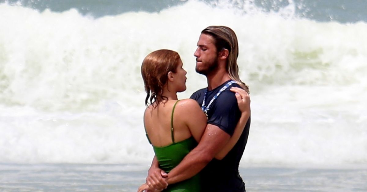 Isabella Santoni, sem rotular relação, beija