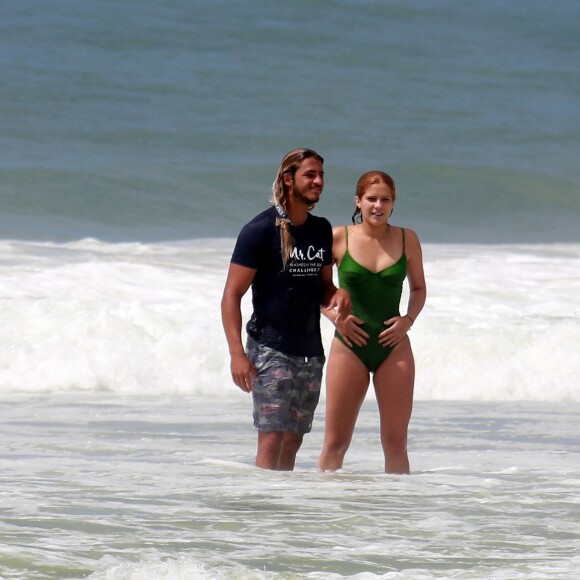 'Um beijinho no paraíso', escreveu Isabella Santoni na legenda da foto com Caio Vaz