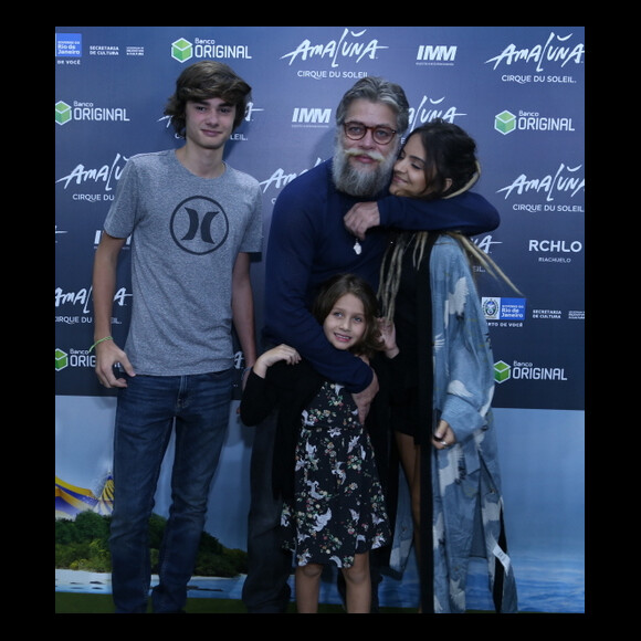 Fabio Assunção posa abraçado a Pally Siqueira para os cliques dos fotógrafos