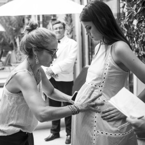 Camila Queiroz admitiu que estava ansiosa para gravar as cenas de gravidez de Luíza na novela 'Pega Pega'