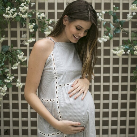Camila Queiroz surgiu grávida em fotos da reta final da novela 'Pega Pega'