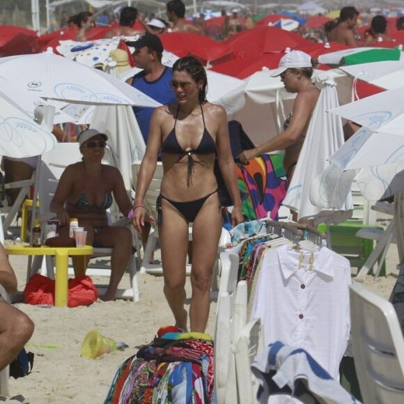 Flavia Alessandra ganha mais de 130 mil curtidas em foto de biquíni na Tailândia
