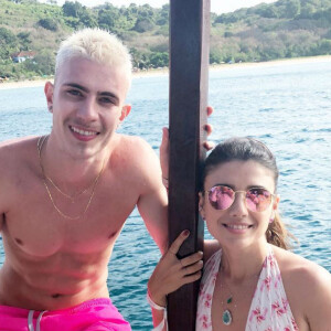 Paula Fernandes curtiu passeio de barco com amigos pelas praias de Fernando de Noronha