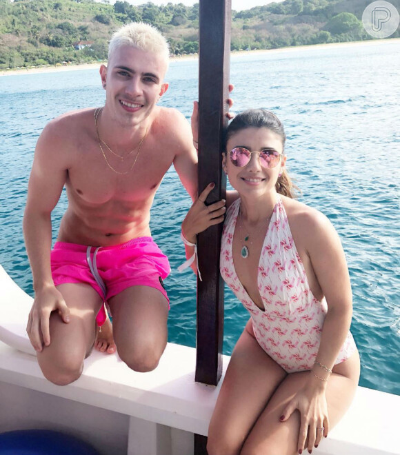 Paula Fernandes curtiu passeio de barco com amigos pelas praias de Fernando de Noronha